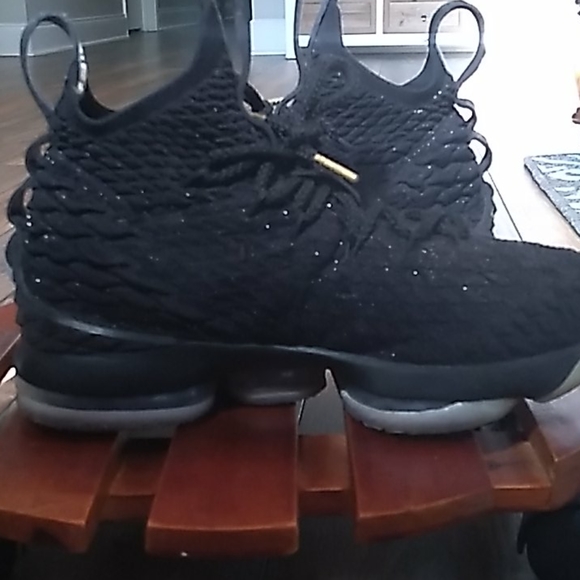 LeBron XV *Slightly worn* - Picture 3 of 9